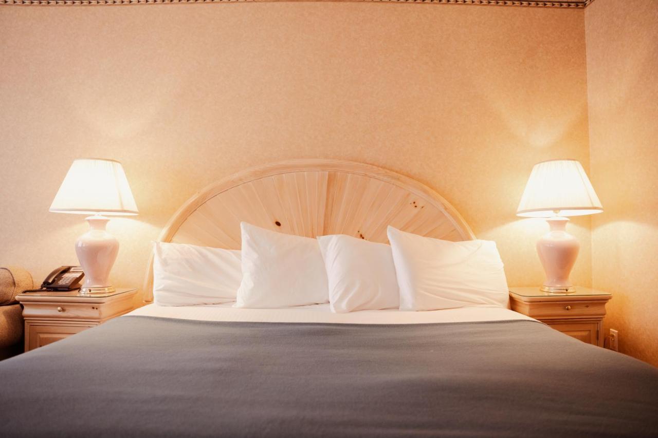 Phoenix Hotel *